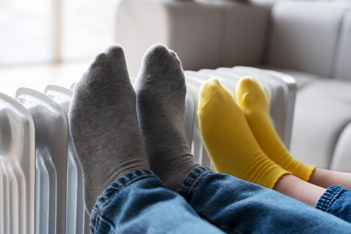 Por qué los expertos no recomiendan calentar los pies fríos en las estufa (Foto de carácter ilustrativa: Freepik)