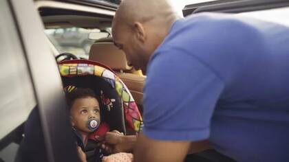 ¿Por qué los padres olvidan a sus hijos en el carro? Hay consenso entre los expertos de que, en la mayoría de los casos, los padres no olvidan a sus hijos en el carro por negligencia.