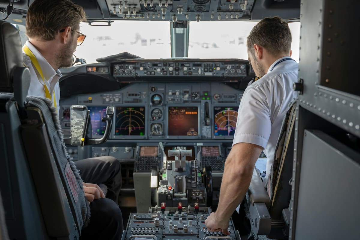Por qué los pilotos apagan las luces del avión cada vez que aterrizan