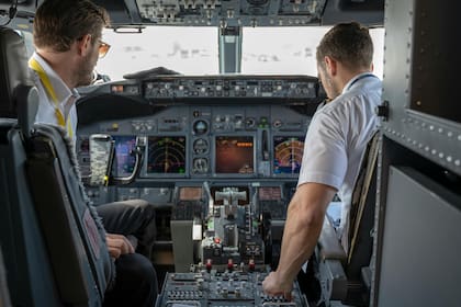 Por qué los pilotos apagan las luces del avión cada vez que aterrizan