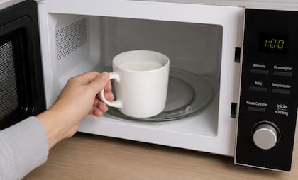 Tartaglione aconsejó utilizar envases o tazas de vidrio o cerámica para calentar alimentos y bebidas en el microondas