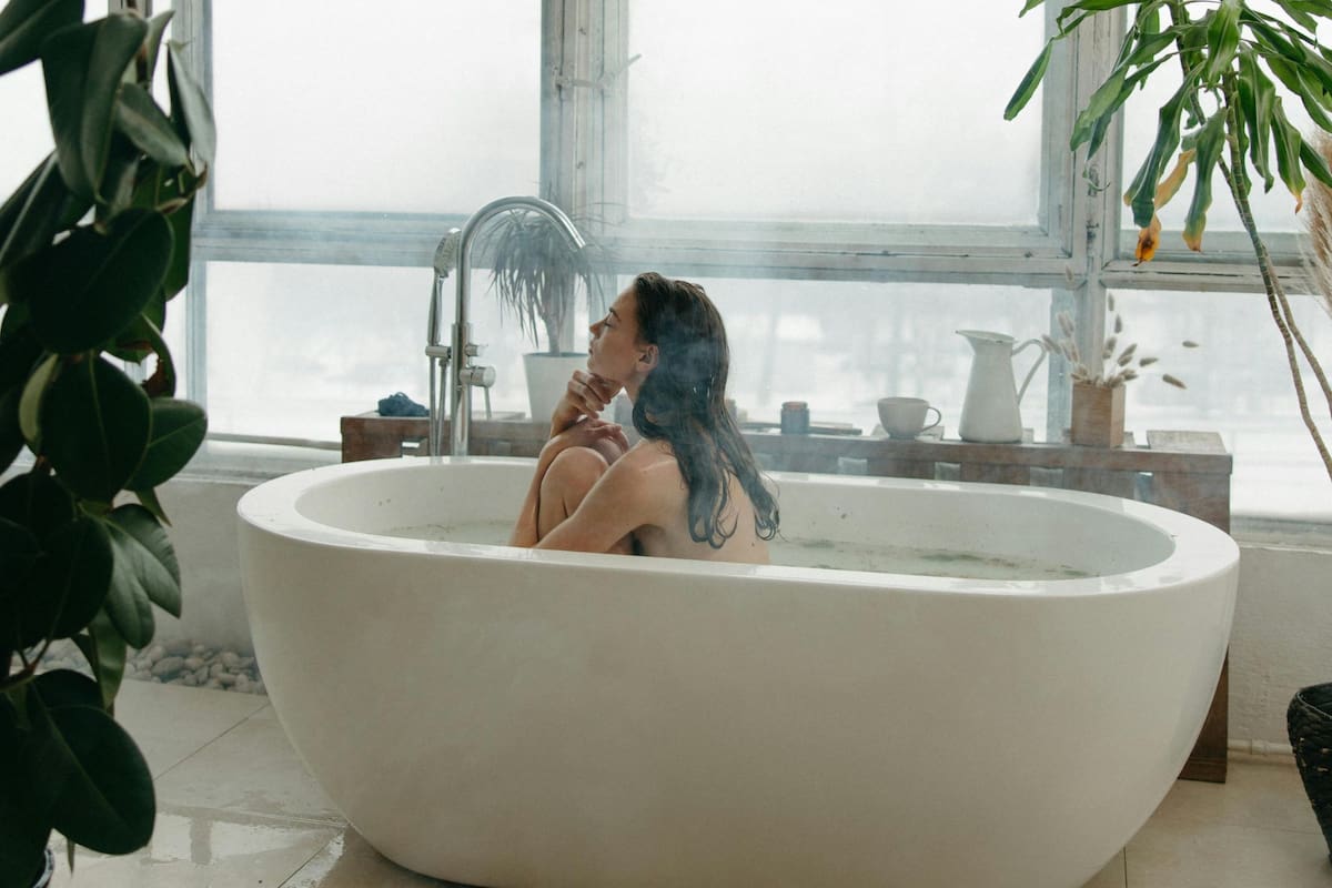 Por qué no es recomendable bañarse con agua caliente