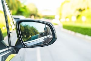 Por qué no es tan buena idea plegar los retrovisores del auto al estacionarlo (Foto: Freepik)