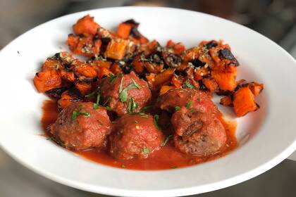 ¿Por qué palabras como ‘almóndiga’ y ‘toballa’ aparecen en el diccionario, si no son correctas?