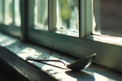 Por qué poner una cuchara en el marco de la ventana podría salvar tu casa