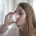 Qué le pasa a tu intestino si tomás agua en ayunas