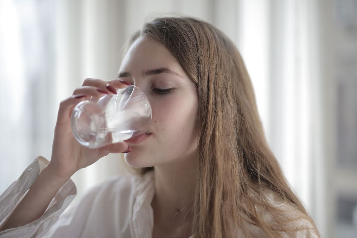 Por qué recomiendan beber agua en ayunas