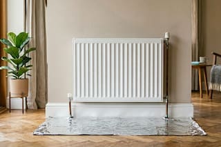 Por qué recomiendan poner papel aluminio detrás del radiador