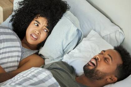 También hay millones de personas que sufren problemas médicos que interfieren con el buen dormir, como el insomnio crónico y la apnea del sueño