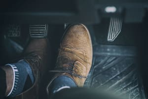Por qué se pone duro el embrague del auto
