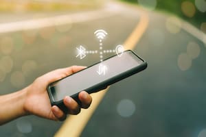 ¿Por qué se recomienda apagar el Bluetooth del teléfono?