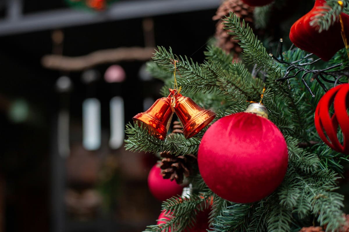 ¿Por qué se usa el verde, rojo y dorado en Navidad? (Pexels/Bảo Minh)