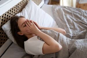 ¿Por qué sobrepiensa justo antes de irse a dormir? Lo que debe saber sobre la ansiedad nocturna