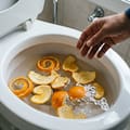 Para qué sirve tirar cáscaras de naranja en el inodoro y por qué puede salvar tu baño