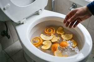 Para qué sirve tirar cáscaras de naranja en el inodoro y por qué puede salvar tu baño