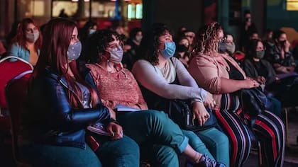 "¿Por qué una persona gorda que es feliz se toma como un mal ejemplo?": Agus Cabaleiro, la modelo argentina que lucha contra la gordofobia
