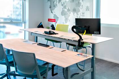 Por razones más que conocidas el empleo remoto explotó en las últimas semanas pero, ¿de verdad están preparadas las casas para convertirse en oficinas? Algunas claves para armar un espacio cómodo y funcional.