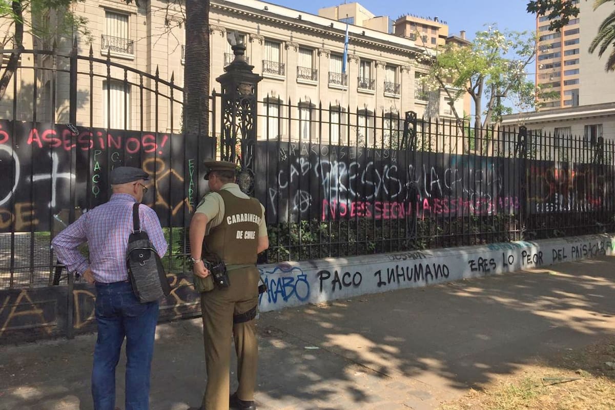 Por segunda vez en cinco días, atacaron la embajada argentina en Chile
