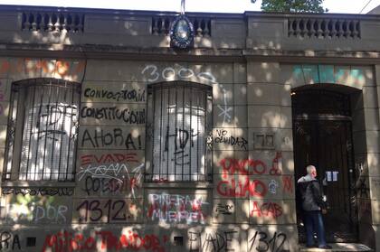 El consulado está abierto al público, con horario limitado