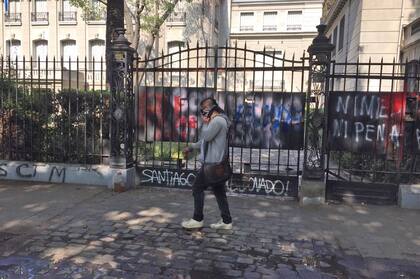 Esta mañana reforzaban la reja de la embajada