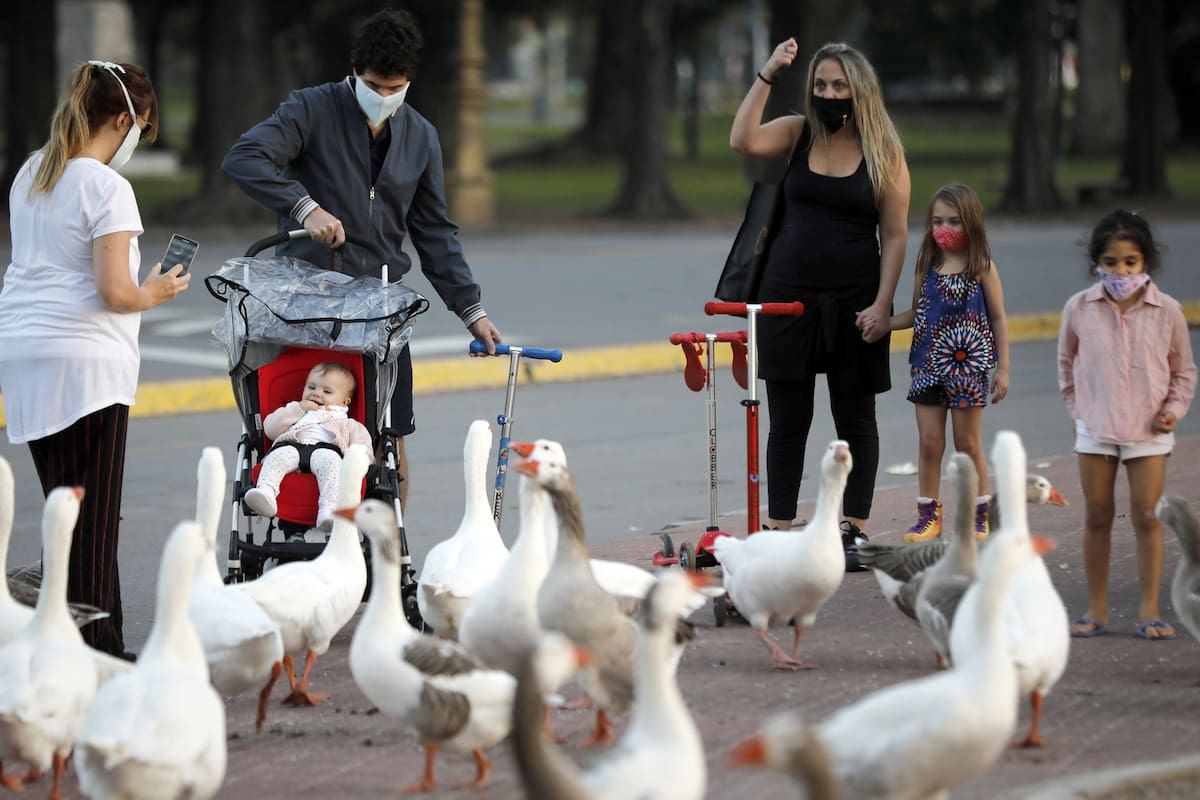 Por segundo día consecutivo, padres y madres aprovecharon las salidas recreativas para pasear con sus hijos