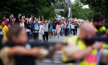 Por seguridad, decenas de personas fueron evacuadas con las manos en alto del shopping de Munich