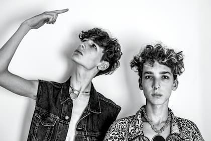 “¿Por ser nieto de Spinetta tengo que hacer la misma música que él?”, dice Benicio, de 16 años (derecha). A su lado, su hermano Ángelo, de 18