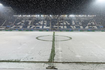 Por si el partido se hubiera ido a jugar, los operarios del club italiano despejaron las líneas de cal. Finalmente, el clima fue más fuerte