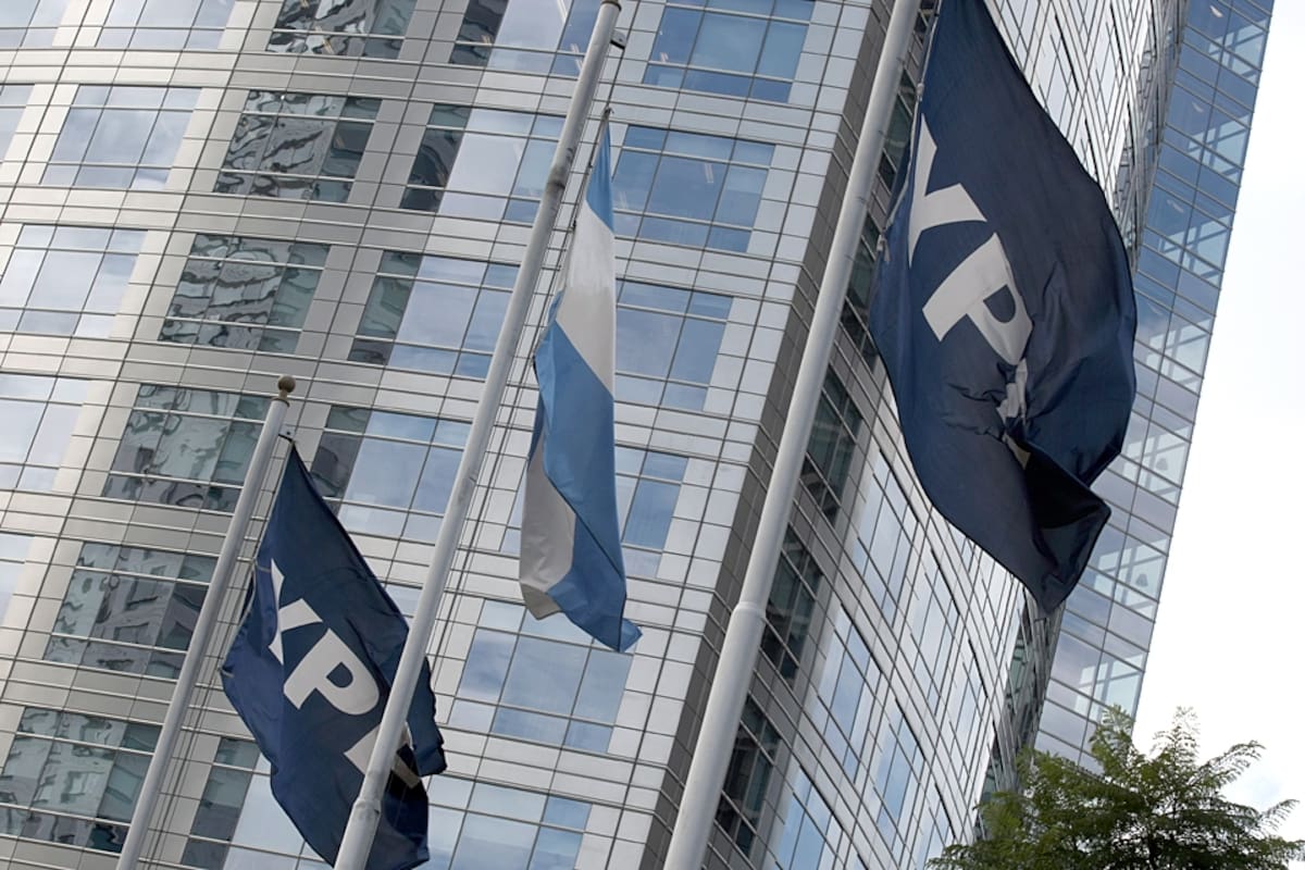 Por su abultada caja, YPF podría comprar otra empresa petrolera