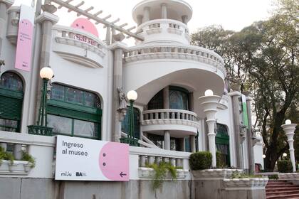 Por su aspecto exterior, que todavía conserva, algunos consideran que el edificio es de estilo ecléctico; otros, Art Déco