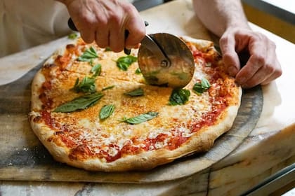 Por su contenido alto en sal, se indica que la pizza pueden incidir en la deshidratación