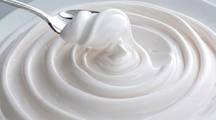 Por su contenido de microorganismos vivos, el yogur es una de las formas más simples y accesibles de incorporar alimentos fermentados a la alimentación diaria.
