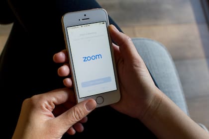 Por su facilidad de uso, con reuniones de hasta 40 minutos y hasta 100 integrantes en su opción gratuita, Zoom se convirtió en la herramienta preferida por los usuarios de Internet