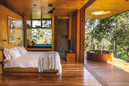 Por su gran presencia en un espacio chico, vistieron la cama en tonos neutros y reservaron los colores más vivos para los extremos.