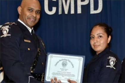 Por su labor con la comunidad latina, Verónica Cruz Santos fue reconocida por el CMPD en un evento reciente