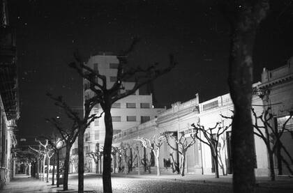 Por su manejo sutil de las luces nocturnas, lo comparan con Coppola y Brassaï