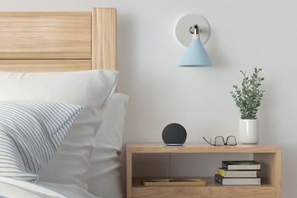Por su tamaño el Echo Dot es ideal para una mesa de luz