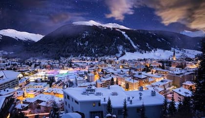 Por su ubicación en los Alpes, la nieve cubre a Davos en el invierno