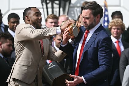 Por suerte para Vance, el corredor TreVeyon Henderson reaccionó con rapidez y ayudó al vicepresidente a recomponer el trofeo caído