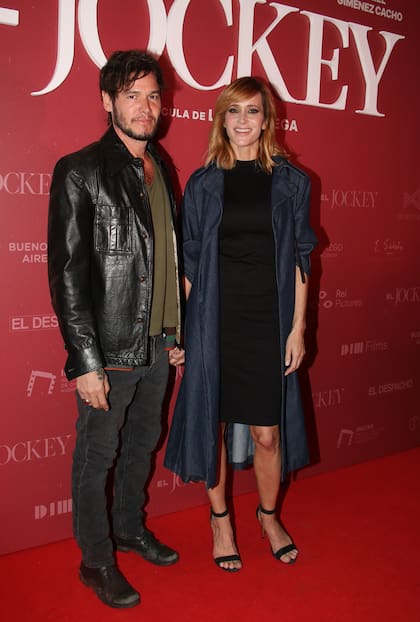 Por supuesto que los seres más cercanos al director estuvieron presentes junto a él en este importante momento. Su hermano Emanuel se mostró en la alfombra roja muy cariñoso junto a su novia, Julieta Prandi