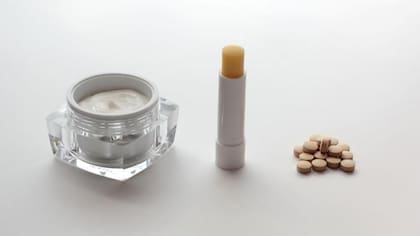 Por sus efectos secundarios, la isotretinoína se debe acompañar de cremas humectantes y bálsamos de labios