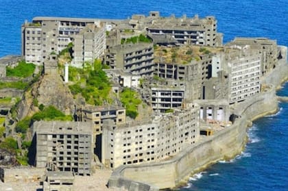 Por sus grandes murallas y construcciones de hormigón, Hashima fue llamada también isla acorazada o isla sin verde