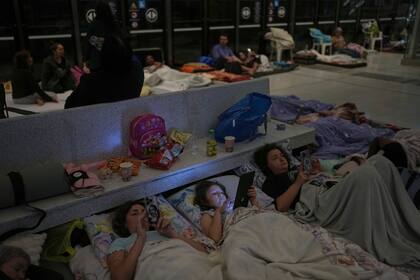 Por temor a misiles iraníes, muchos duermen en estaciones subterráneas de trenes en Israel