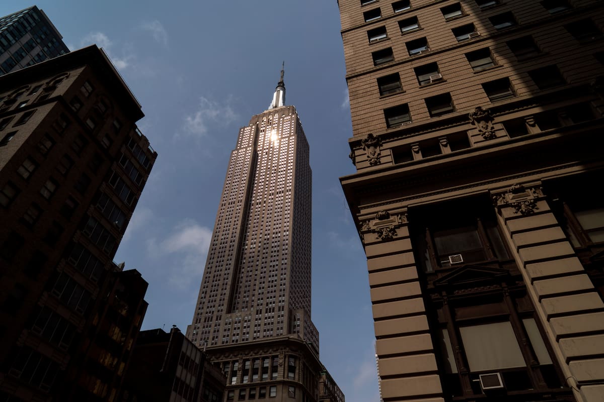 Por todo lo alto: escaladores del Empire State se besan delante del tribunal