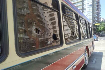 Por un choque, un automovilista rompió las ventanillas de un colectivo
