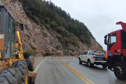 Por un derrumbe se encuentra cerrada al tránsito la ruta 40 a la altura del Camino de los Siete Lagos