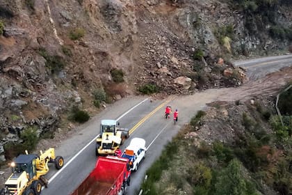 Por un derrumbe, se encuentra cerrada la ruta 40 a la altura del Camino de los Siete Lagos