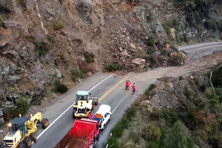 Por un derrumbe, se encuentra cerrada la ruta 40 a la altura del Camino de los Siete Lagos