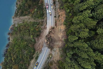 Por un derrumbe se encuentra cerrada la ruta 40 a la altura del Camino de los Siete Lagos
