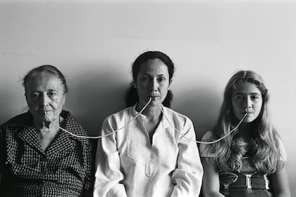 Por un hilo, conectada con su madre y su hija en la serie Performacciones, 1976